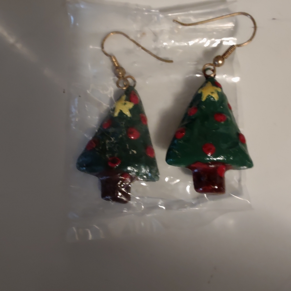 BRAND NEW l!!!VINTAGE WOODEN CHRISTMAS TREE SHAPED PIERCED EARRINGS.